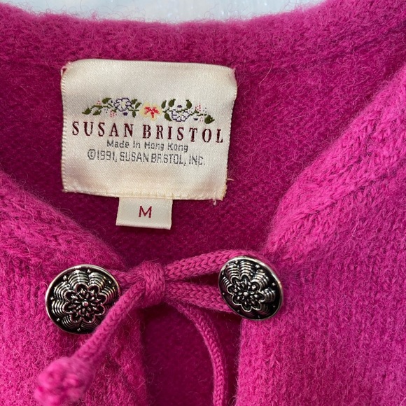 Vintage Magenta Shetland Wool Cardigan with Decorative Clasps - Picture 3 of 6